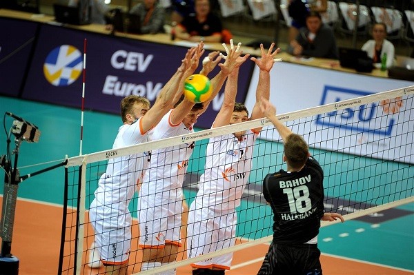 Halkbank kayaya çarptı