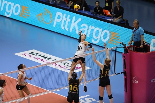 Eczacıbaşı ilk yenilgisini aldı, VakıfBank ilk yarıyı lider tamamladı