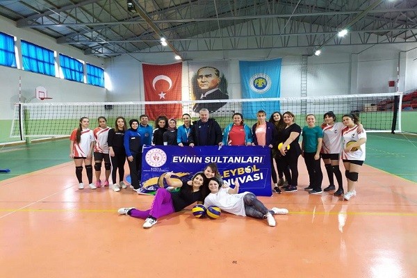 Konya'da 'Evinin Sultanları' Voleybol Turnuvası neşe kattı