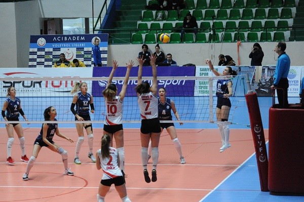 Sarıyer Belediyespor set vermeden devam ediyor