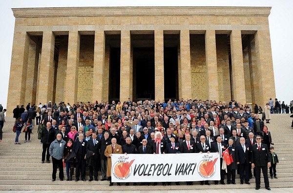 TARİHTE BUGÜN: (22 Nisan 2017)  Voleybol Vakfı 30. Yılında Anıtkabir’de!