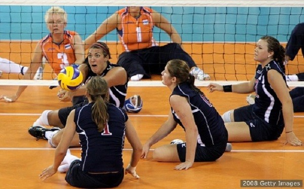 Oturarak Voleybol Takım Arkadaşları COVID-19 İle Mücadelede