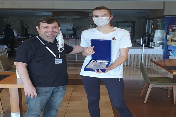 Hanife Nur Özaydınlı'ya plaket