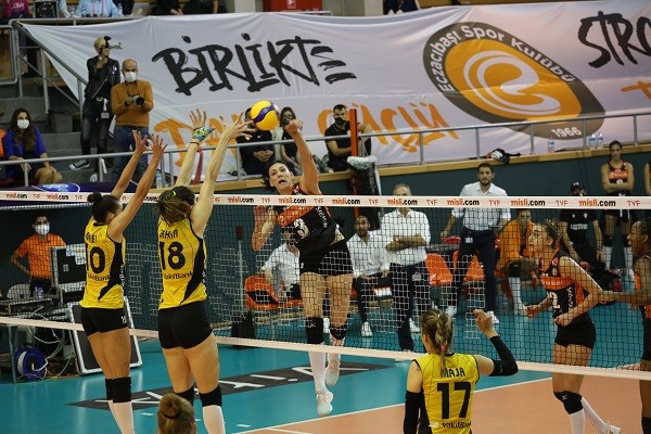 5 Setlik maçlar Eczacıbaşı VitrA'ya yaramıyor