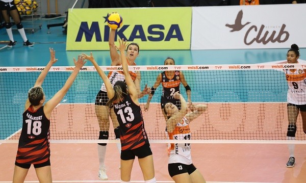 Eczacıbaşı VitrA, ligde üst üste 7. galibiyetini THY'den aldı