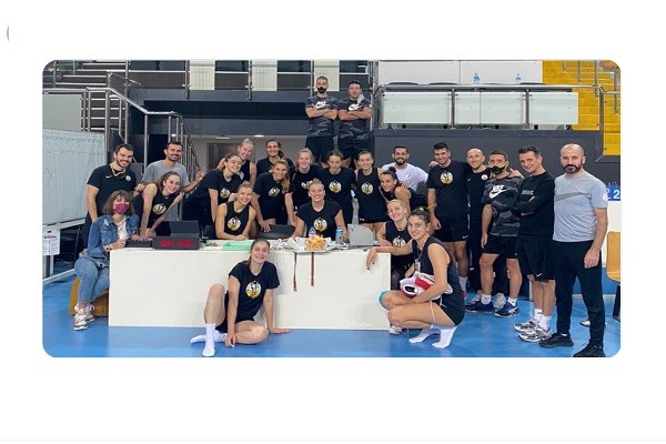 Cansu Özbay’a doğum günü partisi