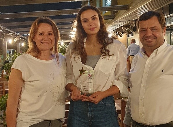 Beren Yeşilırmak'a plaket