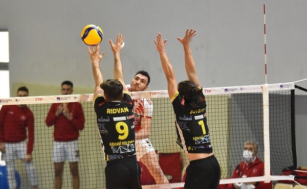 Erteleme maçında Ziraat Bankası set vermedi