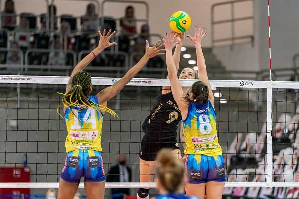 VakıfBank yenilgisiz Çeyrek Finalde