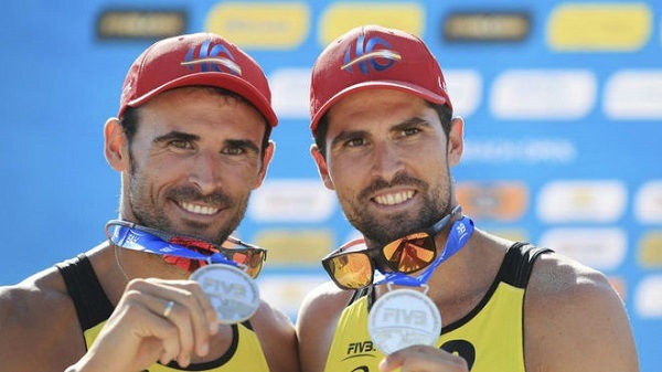 İspanyol Çift Kardeş Gibi