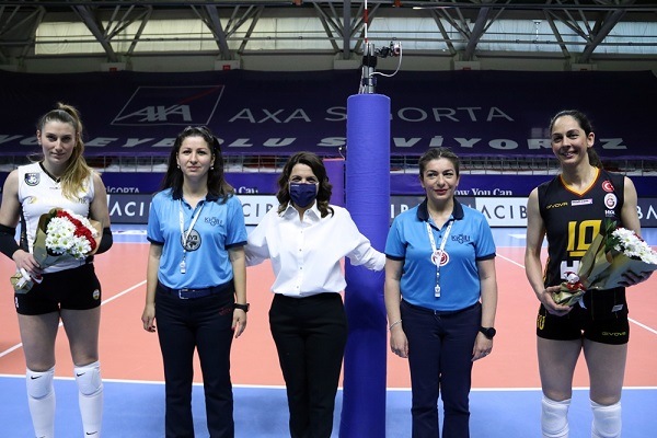 TVF'den Maçın Tüm Kadın Hakemlerine Çiçek