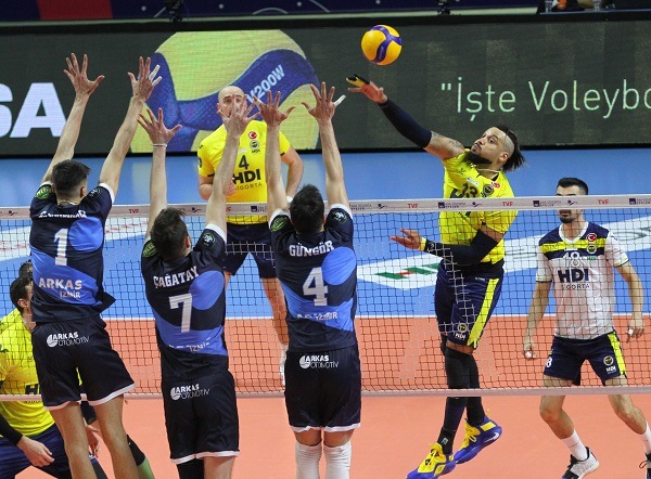 Fenerbahçe geriye düştü, yılmadı, Finale kalmayı başardı