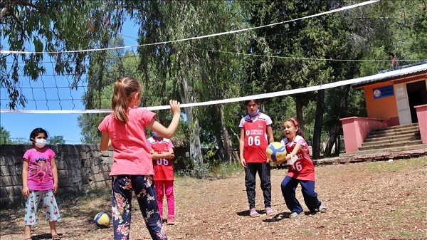 Soğan çuvalıyla voleybola başlayan kızlardan Akif Başkana Teşekkür
