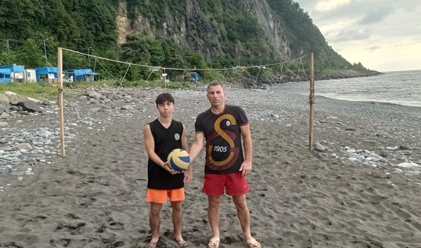 VİDEO HABER: Plaj Voleybolu, Hopa'da, havasından, suyundan bulaşır insana