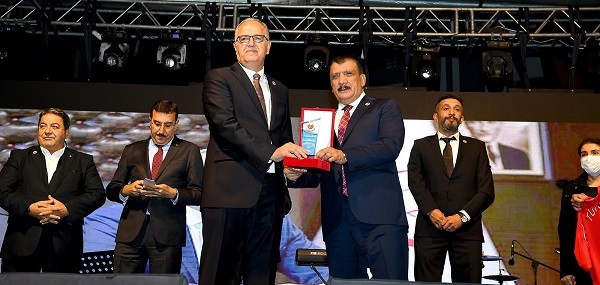 Malatya BŞ Belediyesi’nden TVF Başkanı Üstündağ’a Onur Ödülü