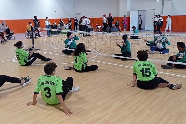6 Ekim Dünya Serebral Palsi Farkındalık Günü İçin Oturarak Voleybol Maçı Oynadılar