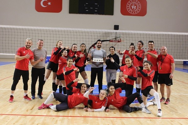 Niğde Belediyespor, doğum günü kutlaması ile Ereğli maçı hazırlıklarını tamamladı