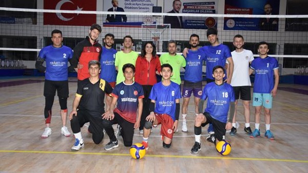 Hakkari'de Kadın Antrenör Esra Ertuş'un takımı yenilgisiz lider