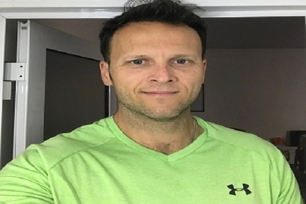 Voleybol tutkunu bir fizyoterapist