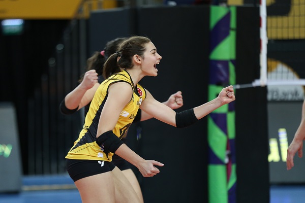 2003 Doğumlu Selin Adalı ilk kez Şampiyonlar Ligi maçında yer aldı