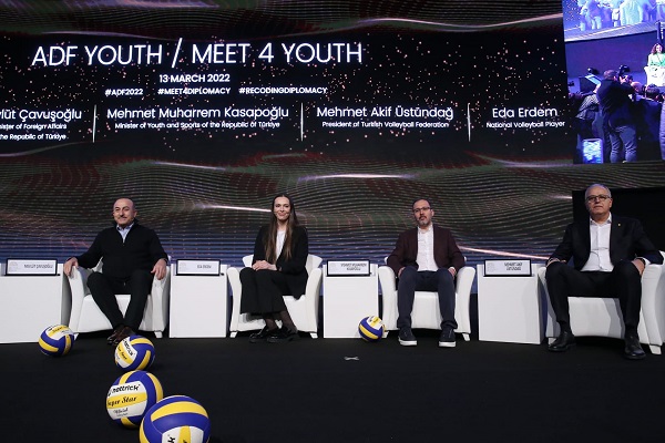 Akif Başkan ve Eda kaptan Antalya Diplomasi Forumunda Voleybolumuzu temsil ettiler