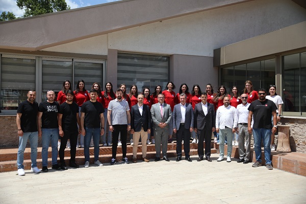 Bergama Belediyespor'da imza günü
