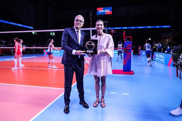 TVF'den Naz Aydemir Akyol'a Plaket