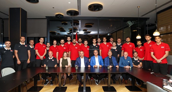 Dışişleri Bakanı Mevlüt Çavuşoğlu, Filenin Efeleri’ni Ziyaret Etti