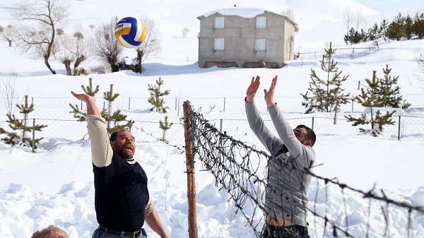 VİDEO HABER:  Bu köyde 30 yıldır kar voleybol oynanıyor