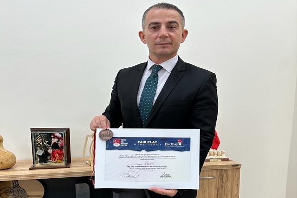 Ulusal Voleybol Hakemi Kaya Erdem'e Fair Play Hizmet Beratı