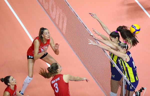 Yılın son derbisi 5 set sürdü, Fenerbahçe iki sene sonra kazandı