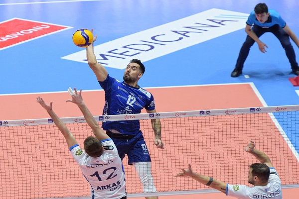 İlk set Altekma'nın diğerleri Arkas Spor'un