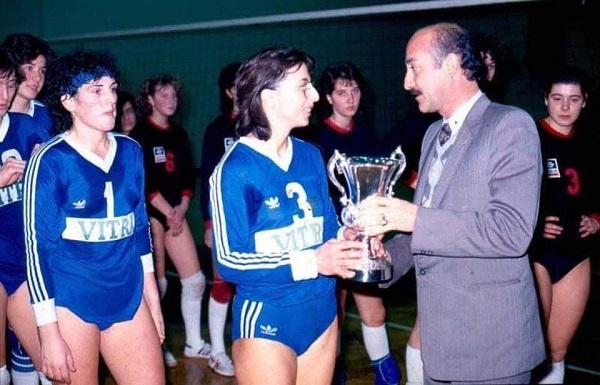 İlk Şampiyon Eczacıbaşı