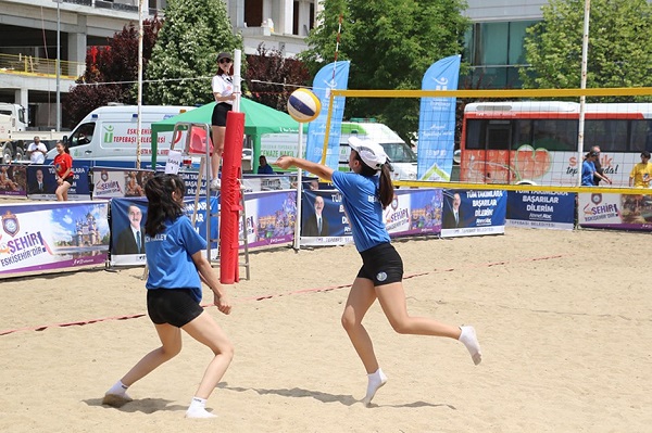 Bozkırın ortasında plaj voleybolu heyecanı