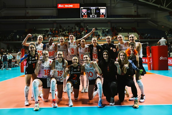 Eczacıbaşı Dynavit set vermeden kazandı