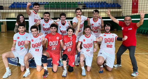 Doğuş Üniversitesi 2023'ü dörtte dörtle uğurladı