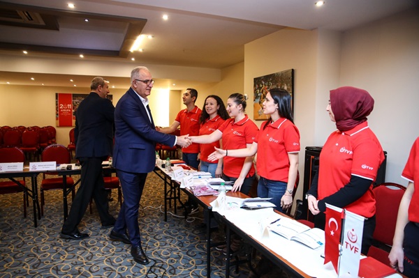 TVF Başkanı Üstündağ, Ulusal Voleybol Aday Hakem Kursu’nu Ziyaret Etti