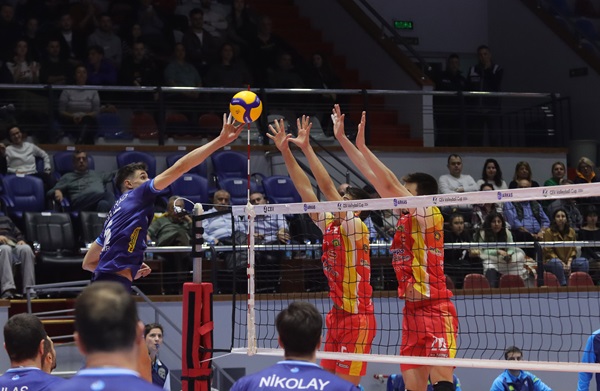 Arkas Spor rövanşta set vermedi