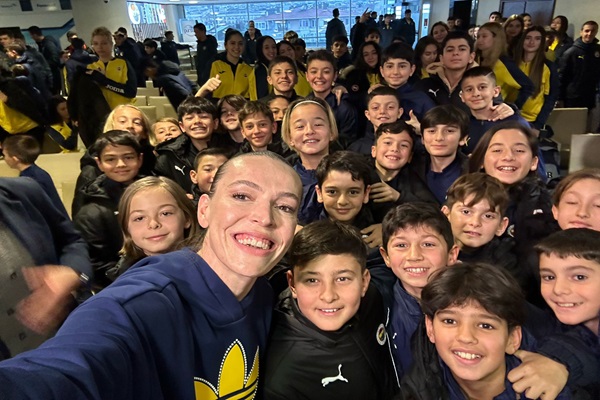 Eda Erdem, genç sporcularla bir araya geldi