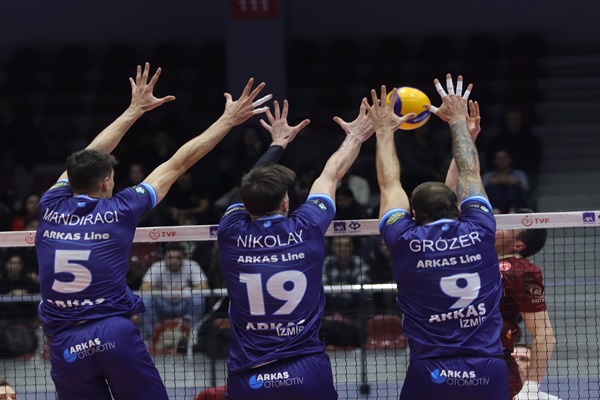 İlk seti Galatasaray, turu Arkas Spor kazandı
