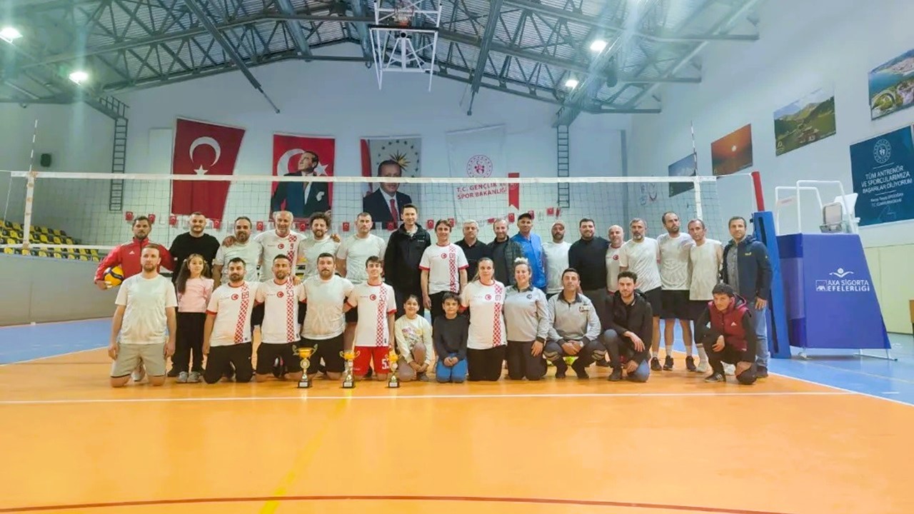 Arhavi'de 19 Mayıs Voleybol Turnuvasında Şampiyonlar Belli Oldu