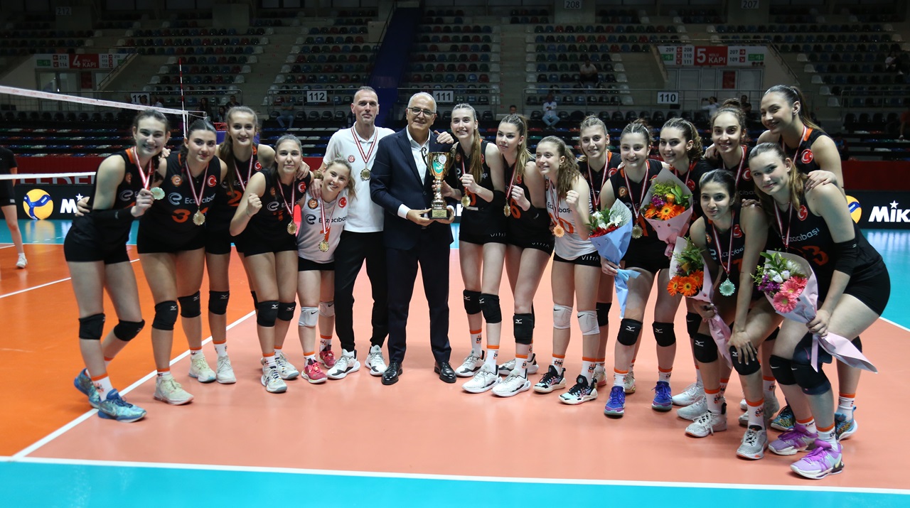Genç Kızlarda Eczacıbaşı Türkiye Şampiyonu oldu