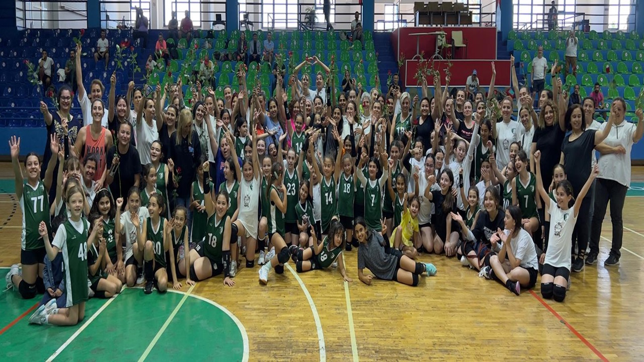 Bodrum'da Anneler Günü Etkinliğinde Voleybol Oynadılar