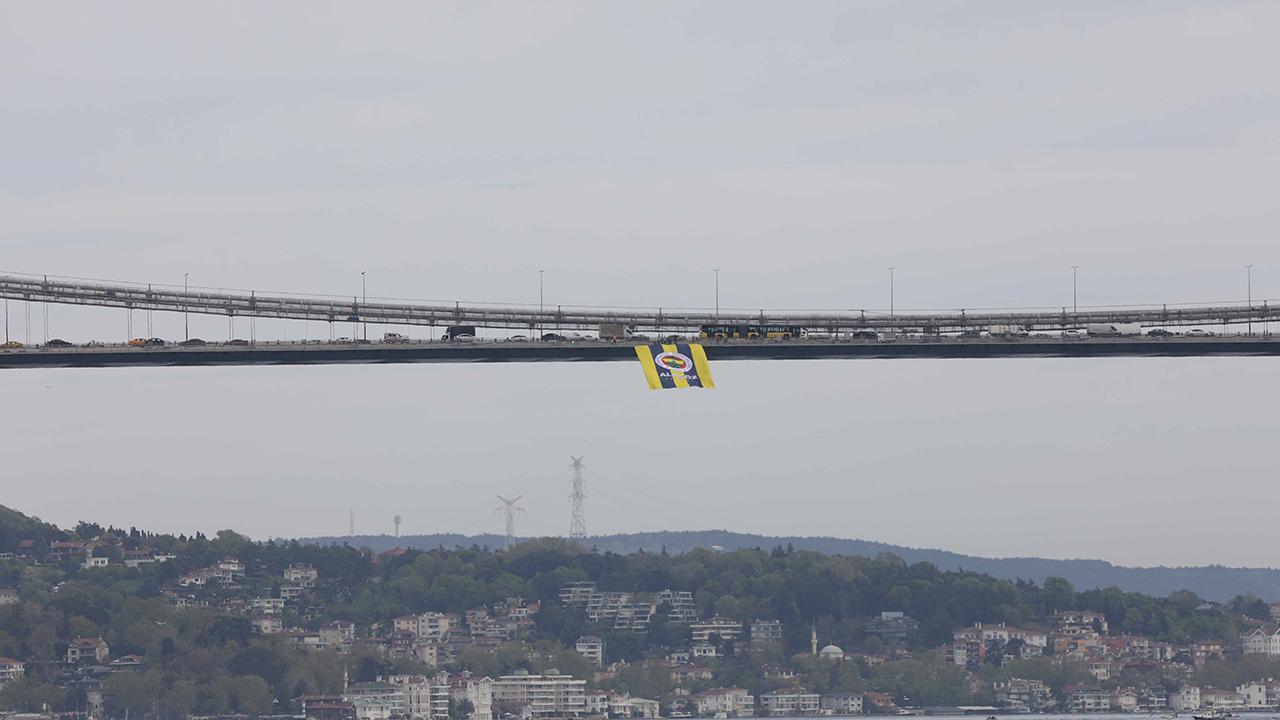 VİDEO HABER: Fenerbahçe Opet'in bayrağı Boğaz'da köprülere asıldı