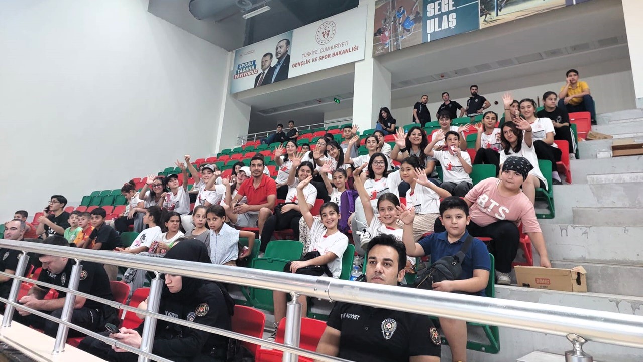 Çiçekler Cizre Fabrika Voleybol öğrencilerinden Çiçekler Cizre Fabrika Voleybol öğrencilerinden