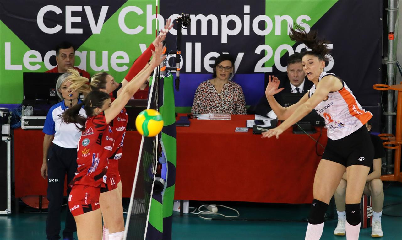 Eczacıbaşı Sırbistan'da set verse de çeyrek finali garantiledi