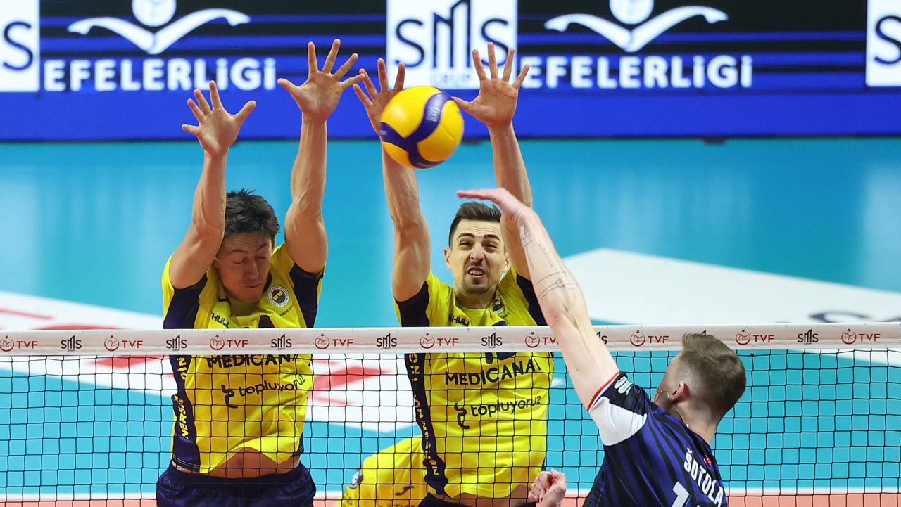 Halkbank'a ligde bir darbe de Fenerbahçe'den