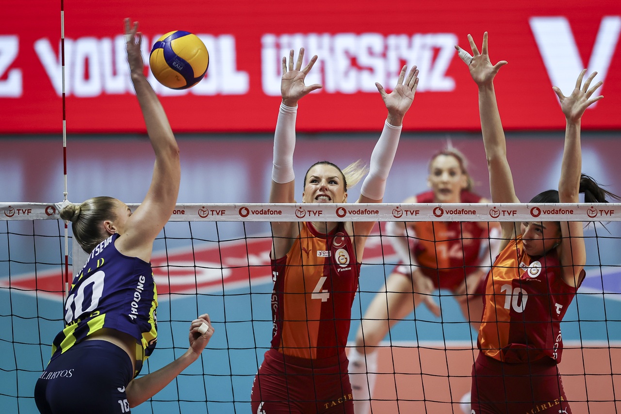 Seride 2-1 öne geçen Fenerbahçe finalde VakıfBank'ın rakibi oldu