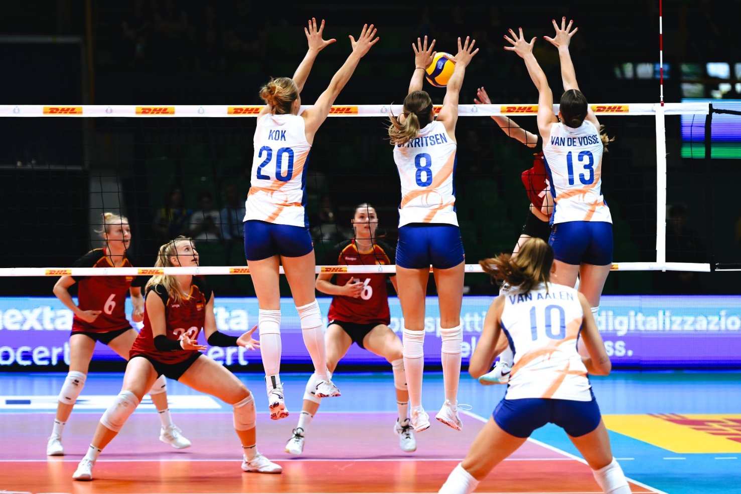 Hollanda 2 kez öne geçtiği maçta Almanya’yı 3-2 yendi