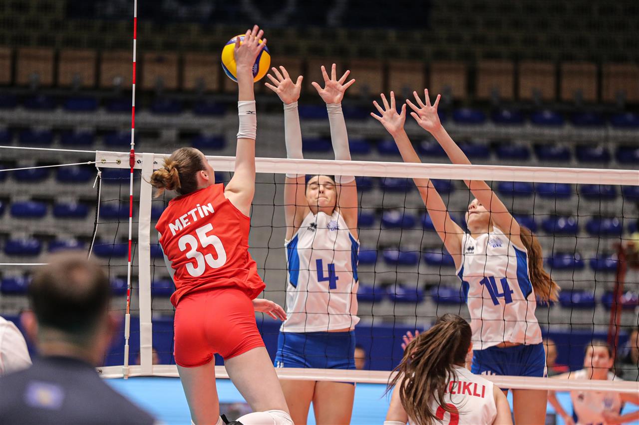 Avrupa Şampiyonası'na Yunanistan'ı 3-0 yenerek başladık